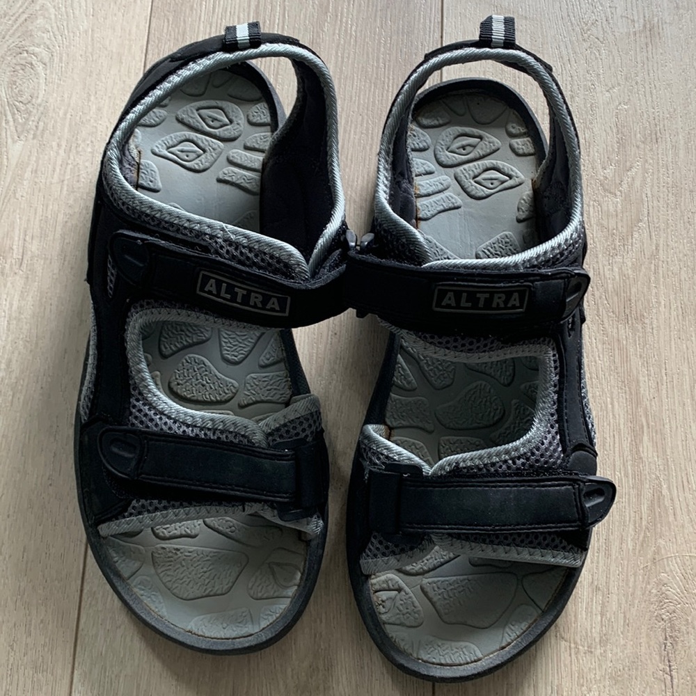 Altra- 11 sandals black and gray